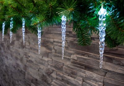 Reťaz MagicHome Vianoce Icicle, 12x LED studená biela, 12 cencúľov, 3xAA, IP44, exteriér, osvetlenie